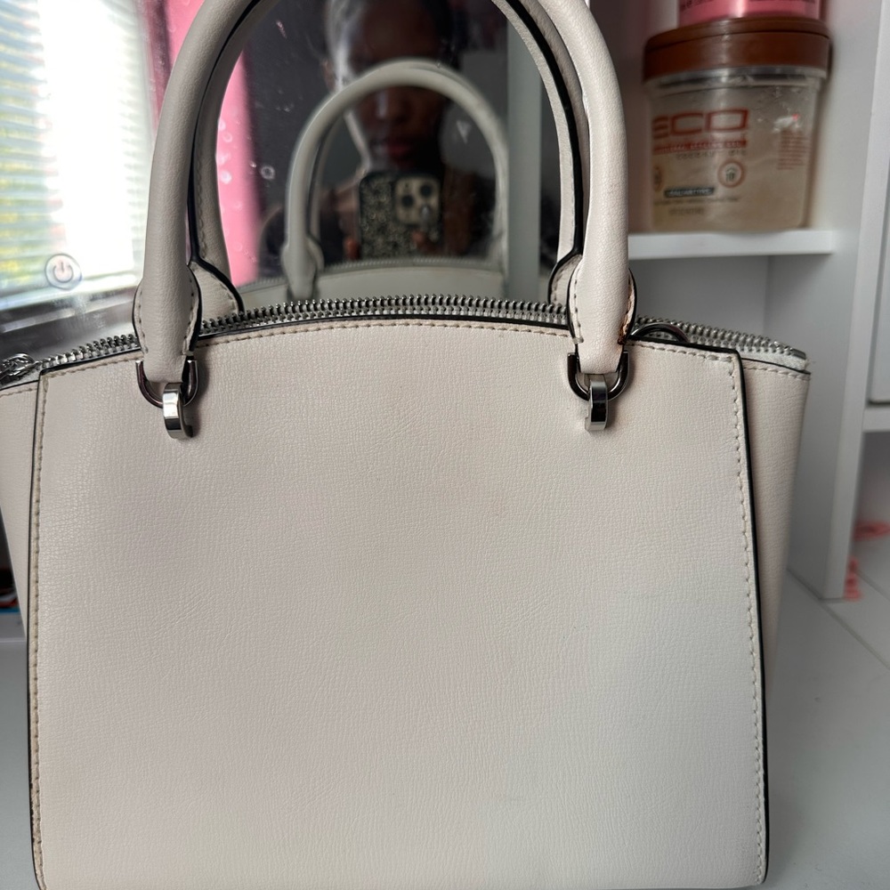 White Micheal Kors hand bag - Picture 2 of 4